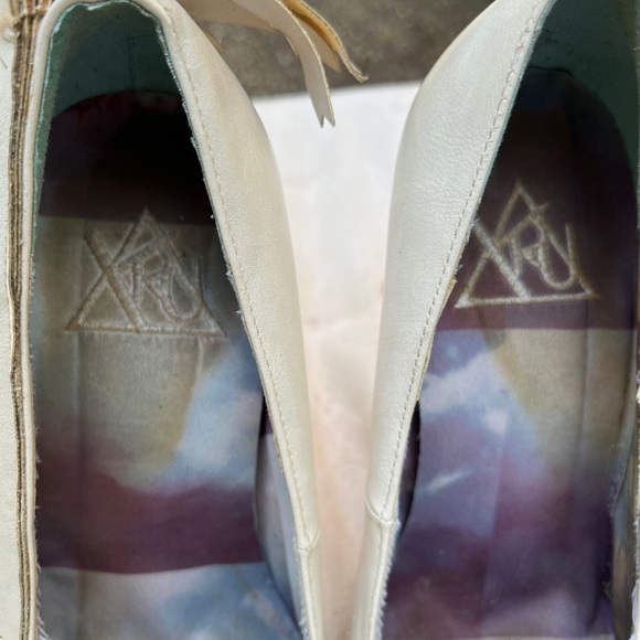 Winged Heels - Picture 2 of 4